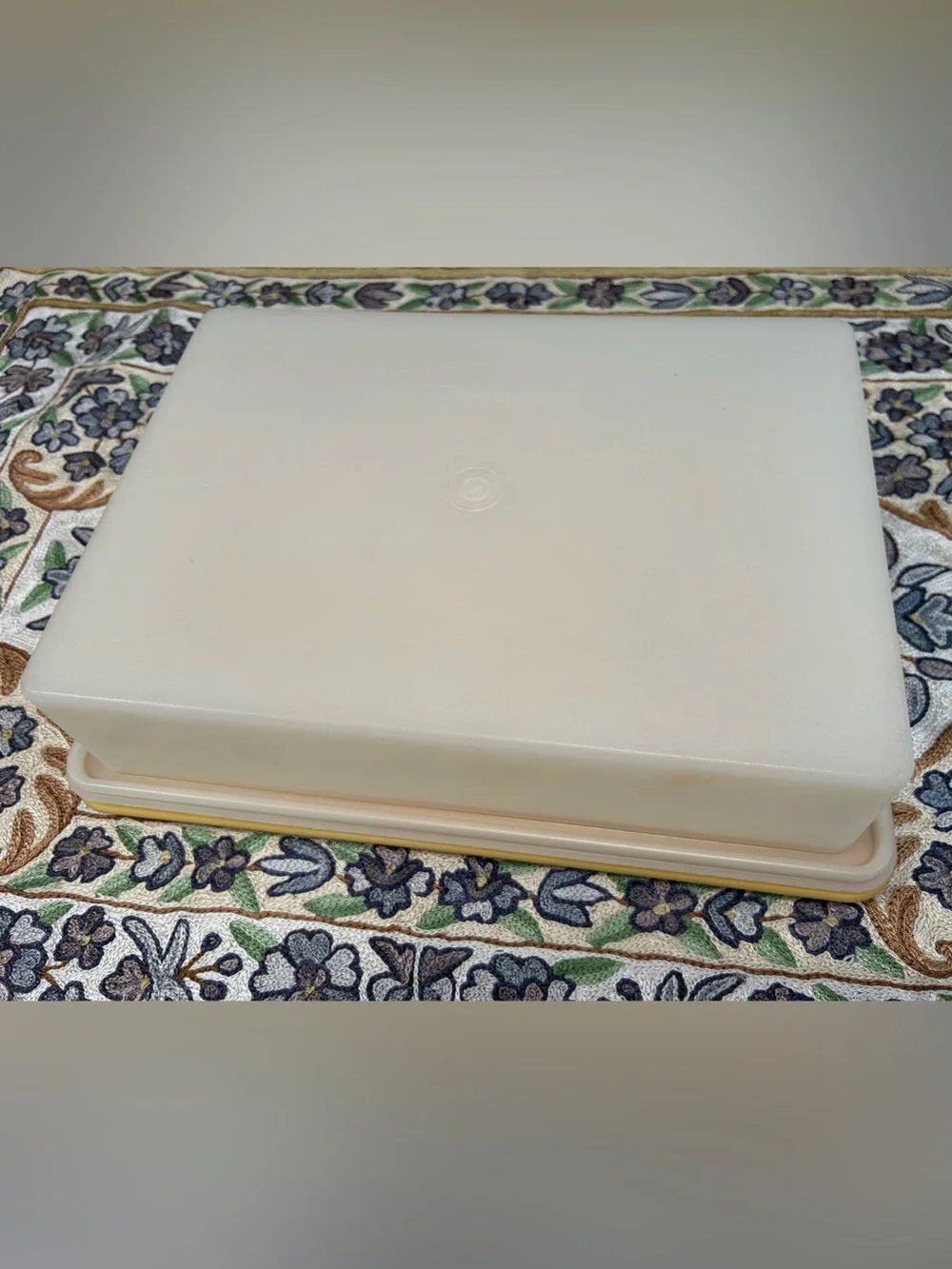 Vntg Tupperware harvest Gold Rectangular Sheet Cake Carrier. Like new. 2 piece